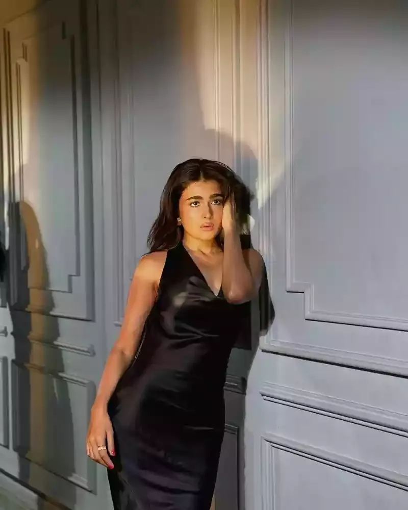 shalini pandey backless black dress