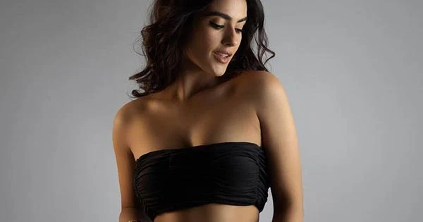 Kavya Thapar in tiny tube top with matching black skirt flaunts her fine toned curves – see now.