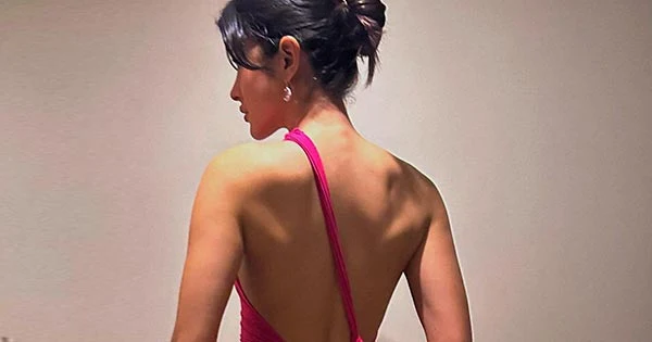 Shanaya Kapoor flaunts her sexy back in tight fit pink dress – see new hot pics.