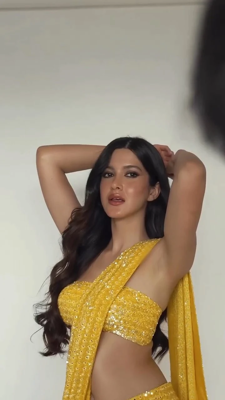 Shanaya Kapoor yellow saree tiny blouse slim figure