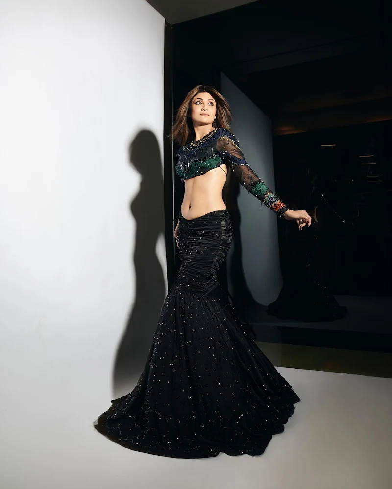 shilpa shetty black outfit navel slim midriff