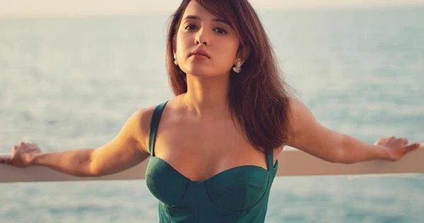 shirley setia cleavage legs high slit green dress