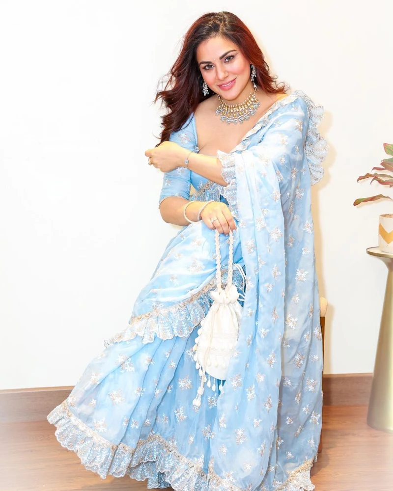 Shraddha Arya blue saree cleavage curvy hot tv actress