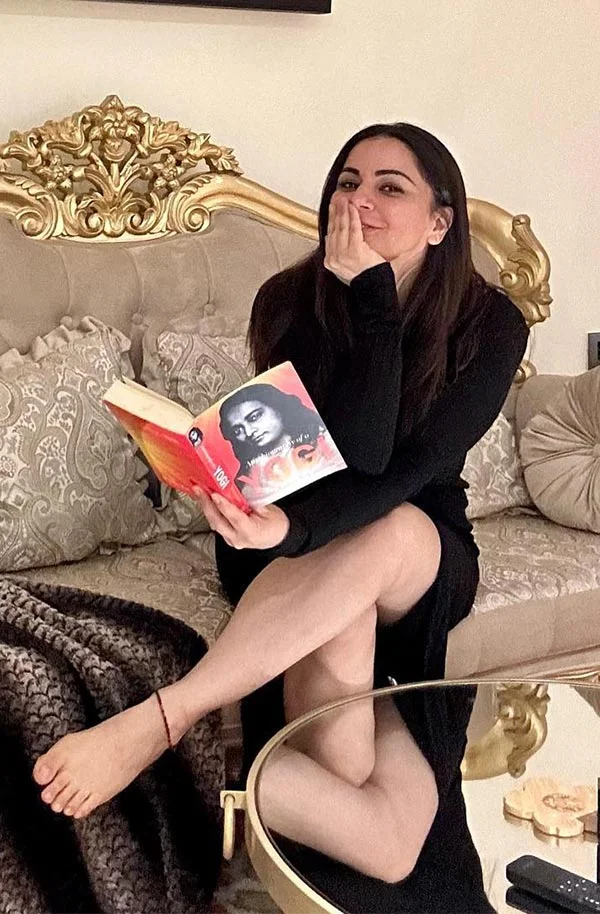 shraddha arya sexy legs black dress preeta hot pics