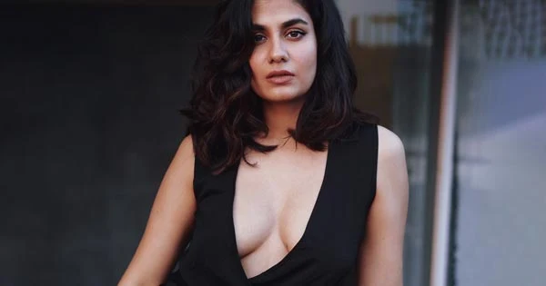 Shreya Dhanwantharty’s busty display in stylish black attire set social media on fire.