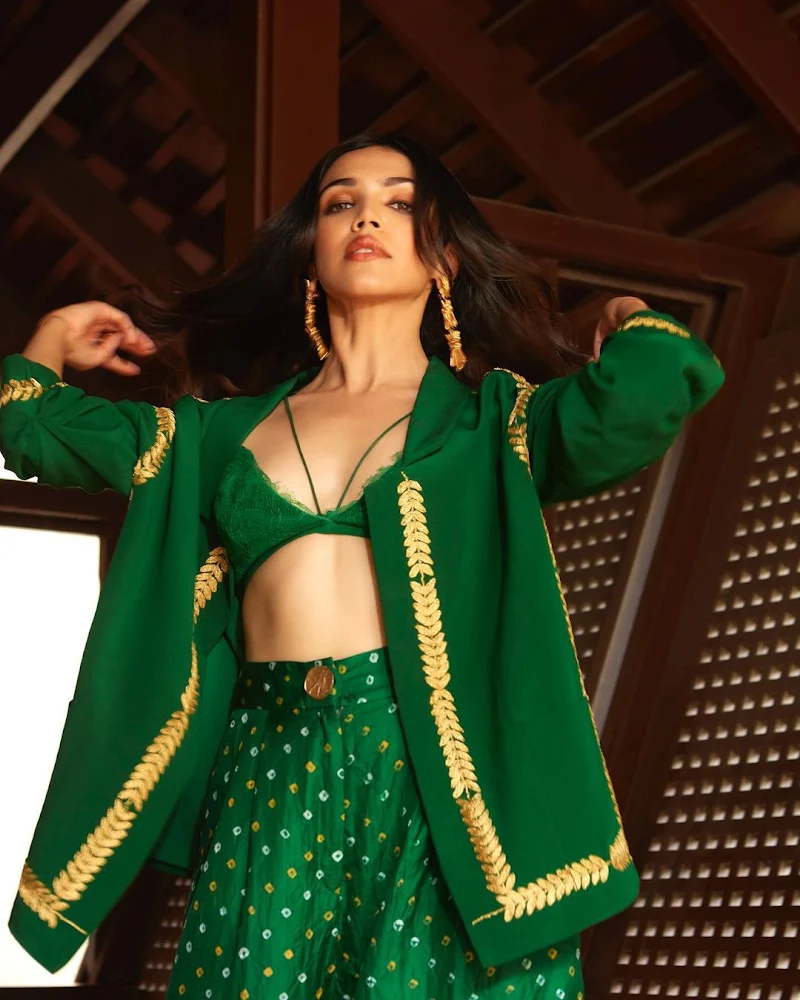 Shriya Pilgaonkar cleavage hot green outfit