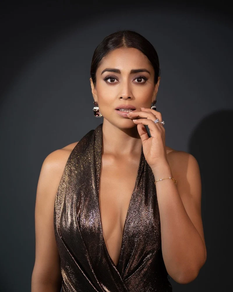 Shriya Saran backless dress hello magazine awards