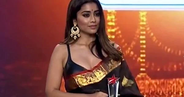 When Shriya Saran was caught pulling her saree down and flaunting cleavage – video.