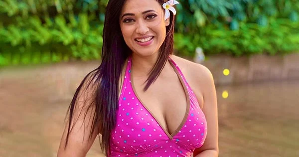 Shweta Tiwari is too hot to handle in cleavage baring pink swimsuit – see latest viral hot pics.