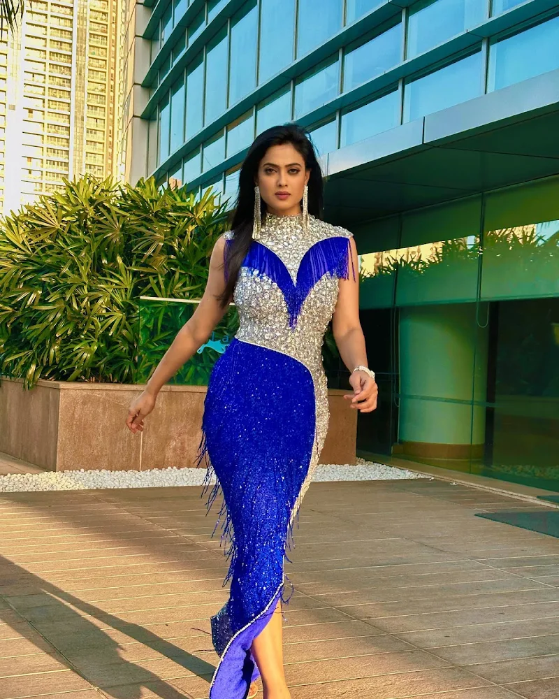 Alia Bhatt curvy body tight blue dress