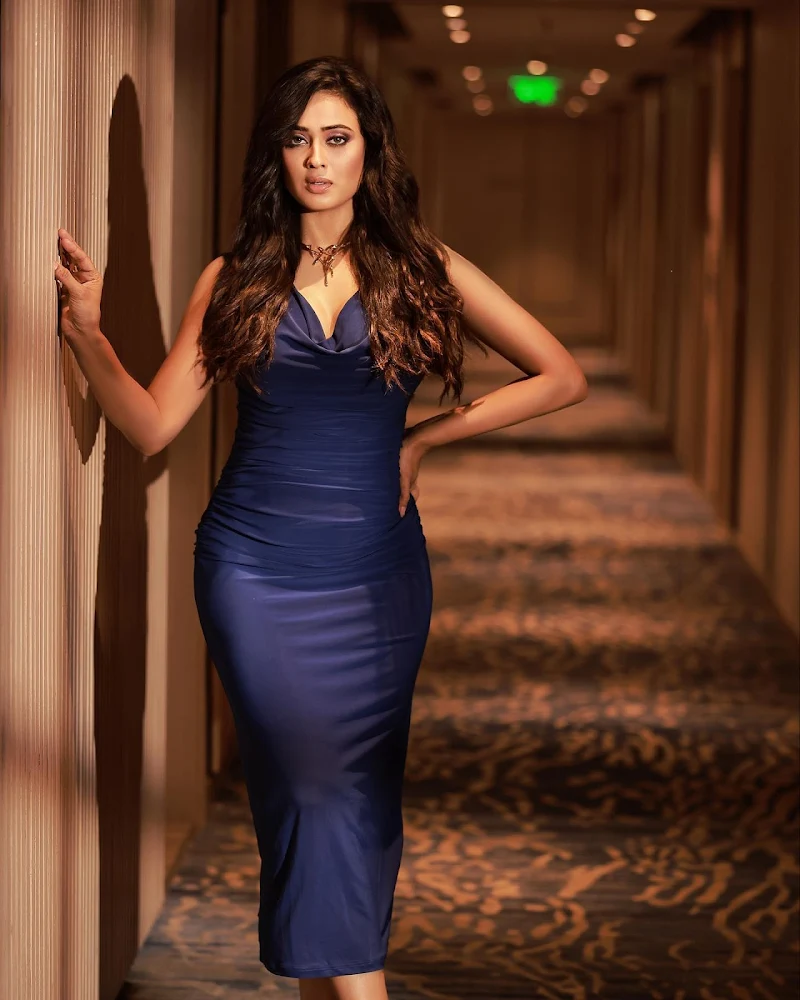 Shweta Tiwari curvy body tight blue dress hot tv actress