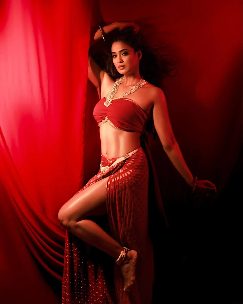 shweta tiwari red outfit sexy legs abs navel