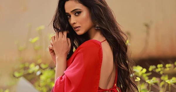 Shweta Tiwari in red saree with backless blouse is too hot to handle – see now.