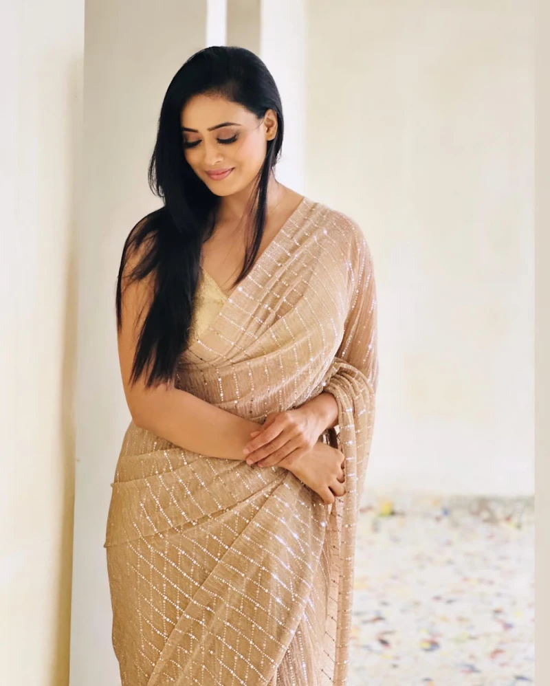 shweta tiwari saree plunging neckline blouse