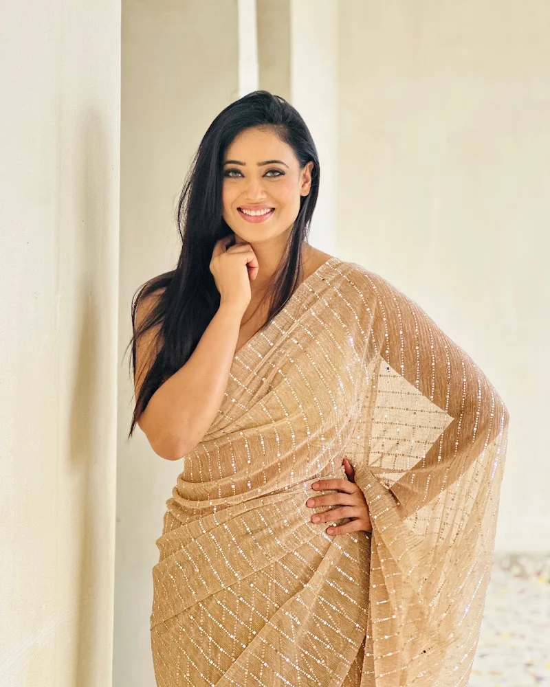 shweta tiwari saree plunging neckline blouse