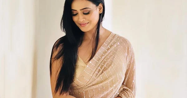 shweta tiwari saree plunging neckline blouse