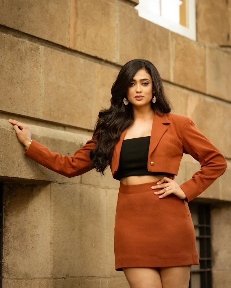 shweta tiwari stylish jacket short skirt