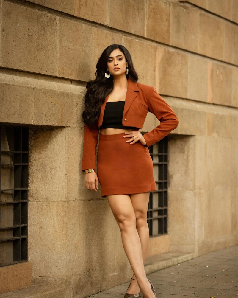 shweta tiwari stylish jacket short skirt