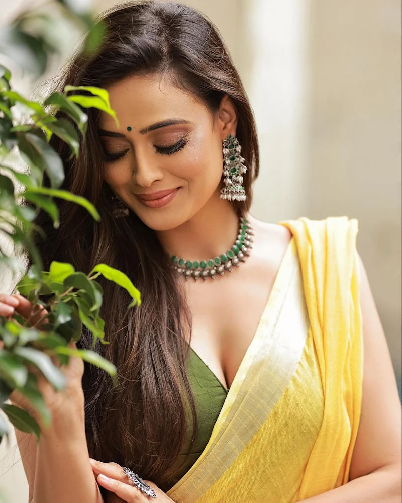 shweta tiwari yellow saree hot tv actress