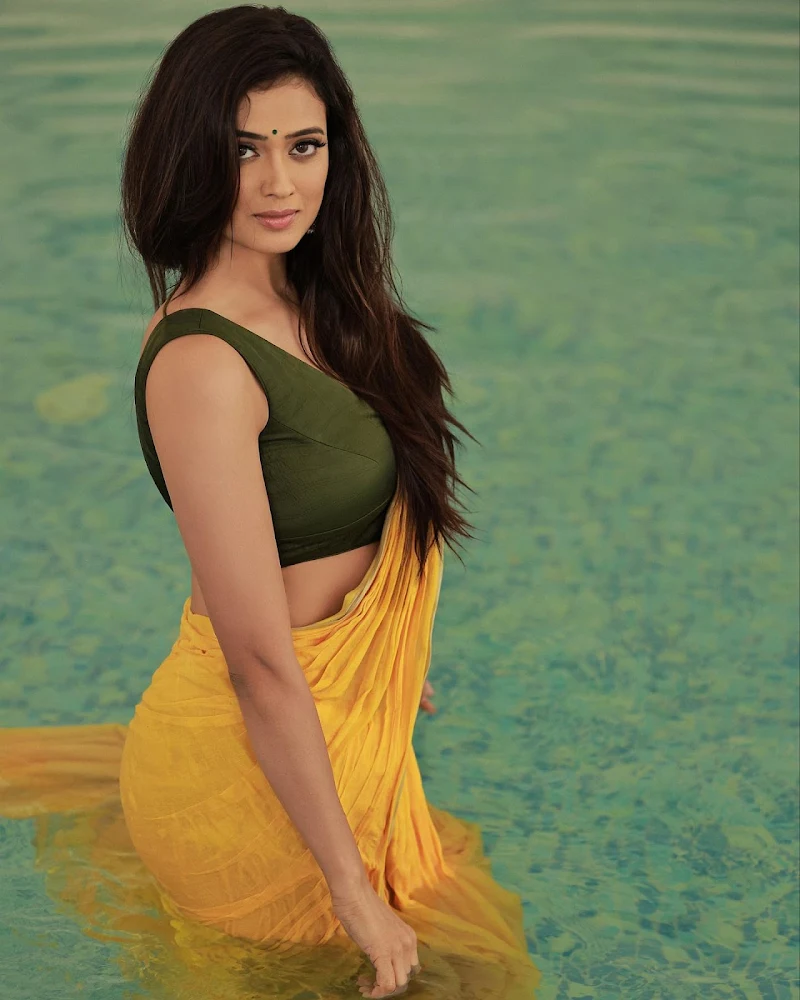 Shweta Tiwari yellow saree sleeveless blouse hot indian tv actress