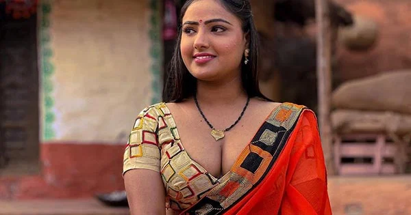 Pehredaar web series actress, Shyna Khatri, raises heat with ample cleavage in this saree – see now.