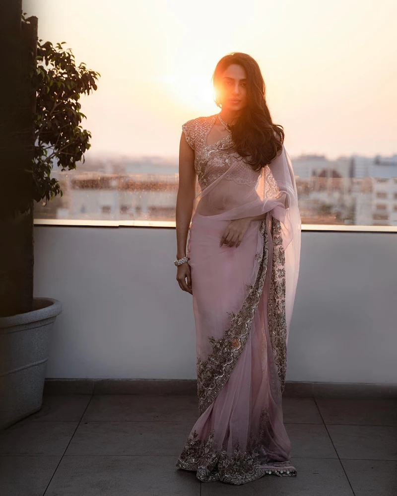 Sobhita Dhulipala sheer saree hot actress the night manager