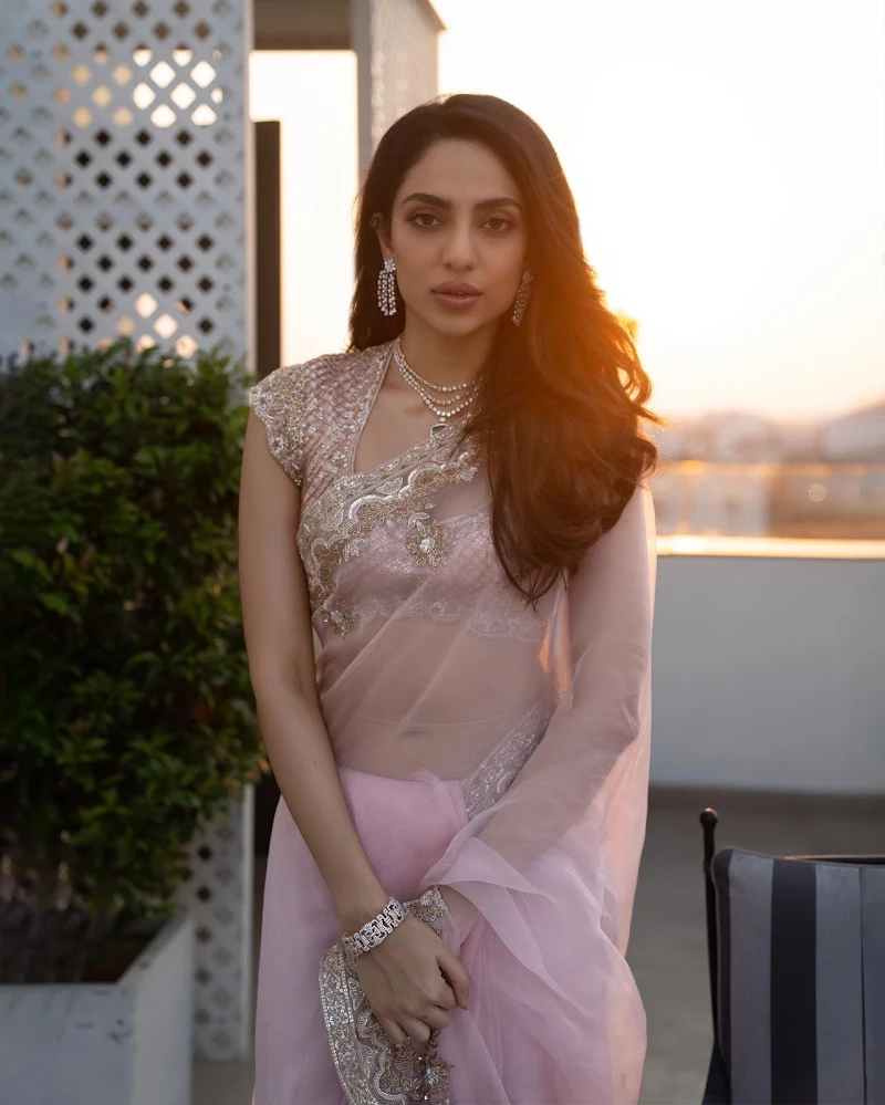 Sobhita Dhulipala sheer saree hot actress the night manager