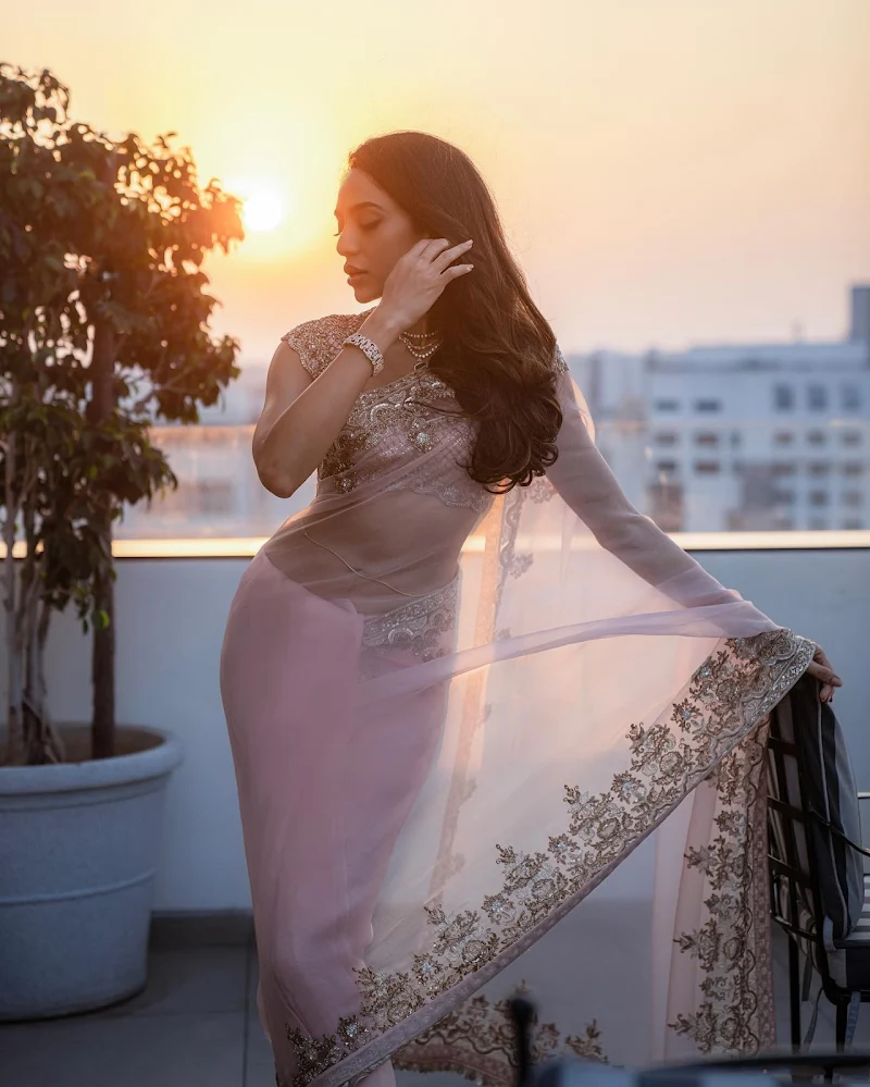 Sobhita Dhulipala sheer saree hot actress the night manager