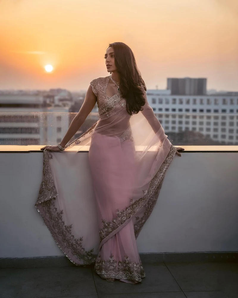 Sobhita Dhulipala sheer saree hot actress the night manager