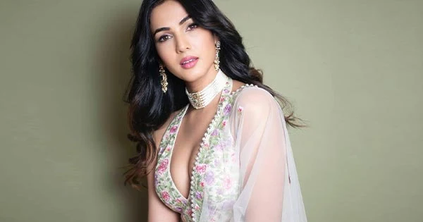 Sonal Chauhan flaunted ample cleavage in this beautiful outfit and made fans crazy – see now.