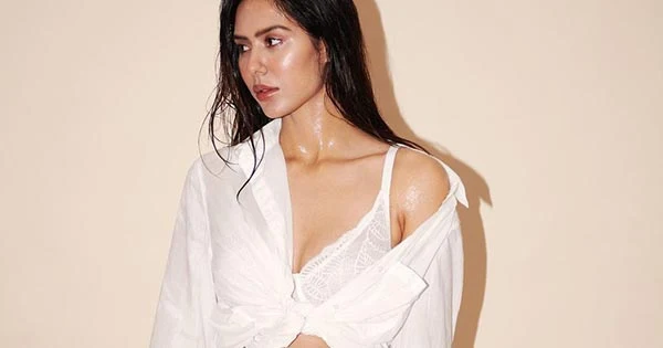 Sonam Bajwa flaunts her white bra in a white shirt – raises heat with her sultry hot look.