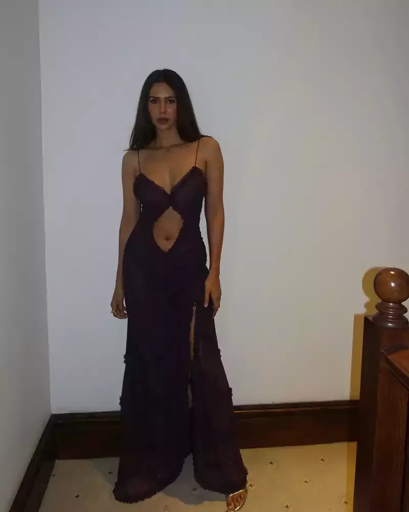 sonam bajwa hot bodycon dress navel cleavage