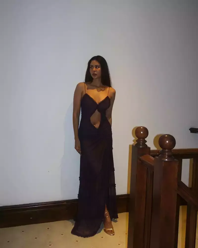 sonam bajwa hot bodycon dress navel cleavage