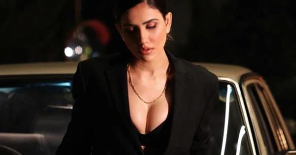 sonnalli seygall black pantsuit cleavage