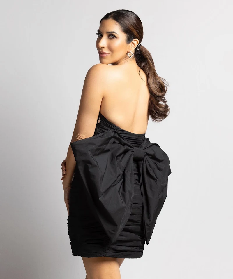 Sophie Choudry backless black dress seyx back