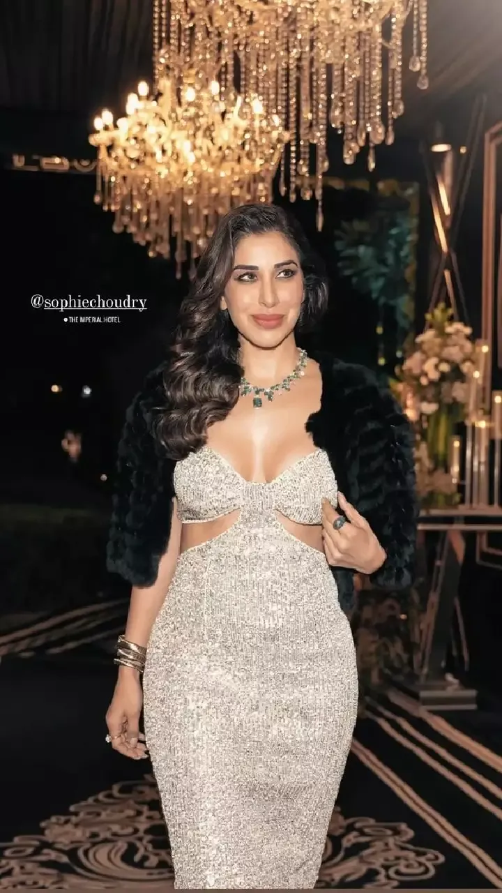 sophie choudry cleavage stylish bodycon dress