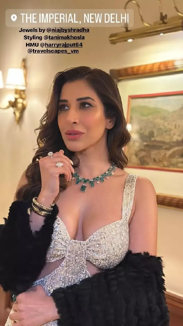 sophie choudry cleavage stylish bodycon dress