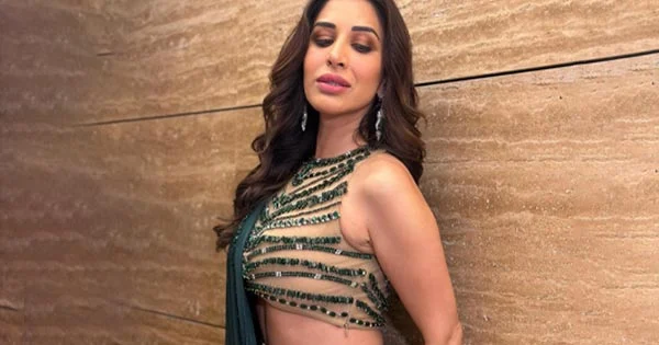 Sophie Choudry in green saree is the perfect balance of elegance and sexy.