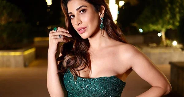 Sophie Choudry in shimmery green off shoulder dress looked too hot to handle – see now.