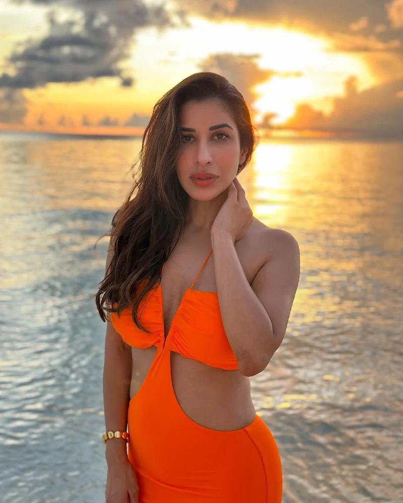 Sophie Choudry orange tight dress sexy body