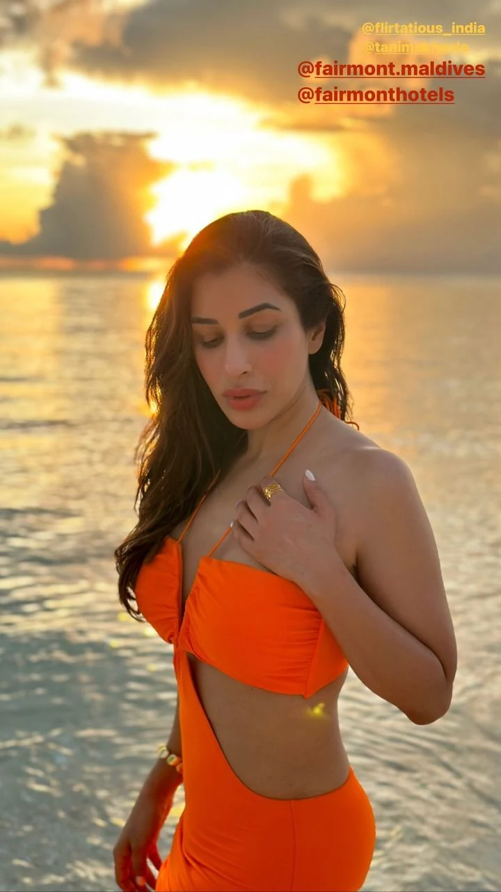 Sophie Choudry orange tight dress sexy body