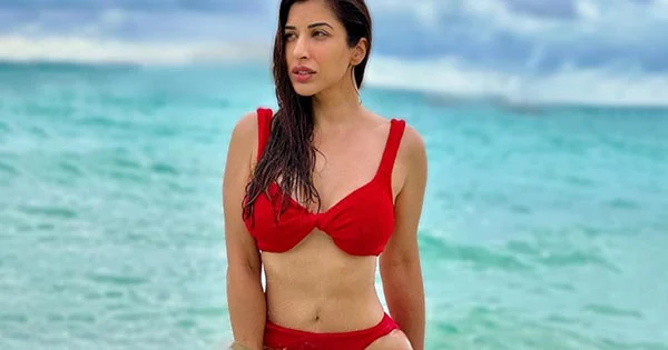 sophie choudry red bikini sexy body indian singer