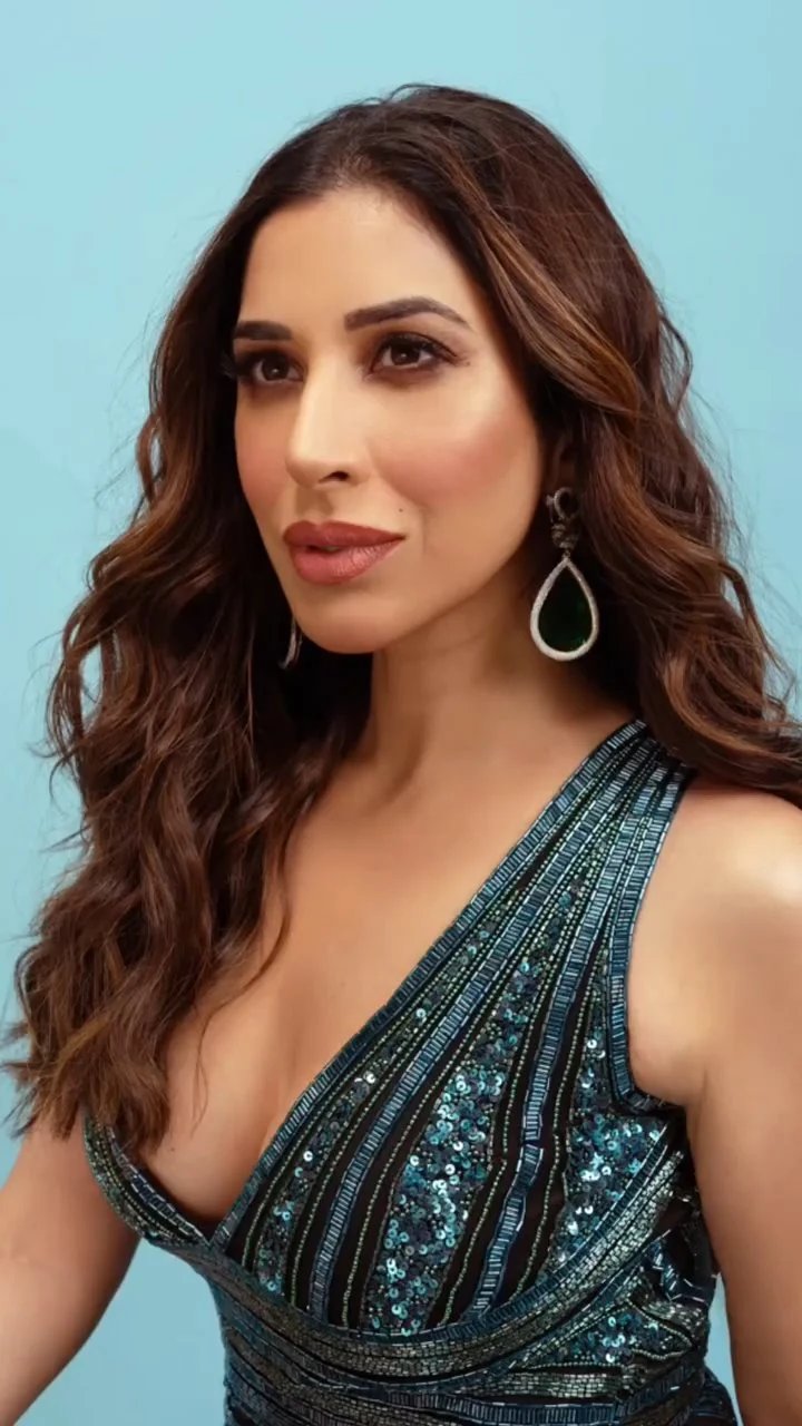 Sophie Choudry sexy legs hot thigh high slit dress