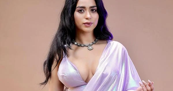 Soundarya Sharma in saree with cleavage baring tiny blouse is too hot to handle – see now.