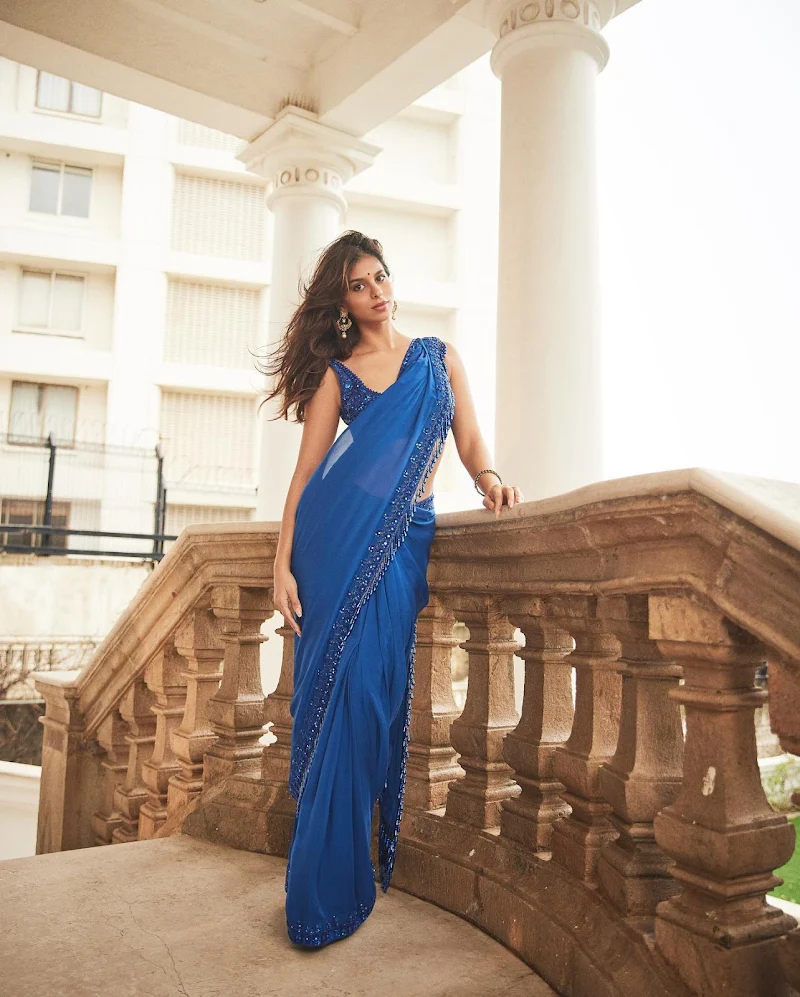 Suhana Khan blue saree stunning hot actress shah rukh khan daughter