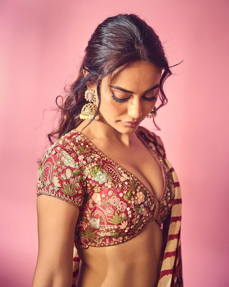 Surbhi Jyoti cleavage saree hot tv actress