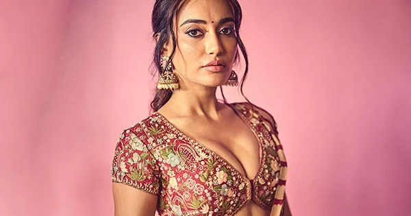 Surbhi Jyoti looked breathtaking in this saree with deep neckline blouse showing ample cleavage.