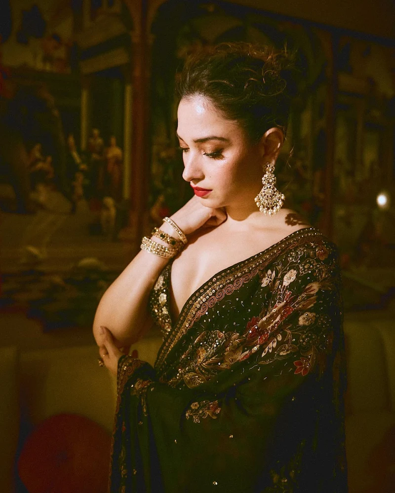 tamannaah black saree cleavage