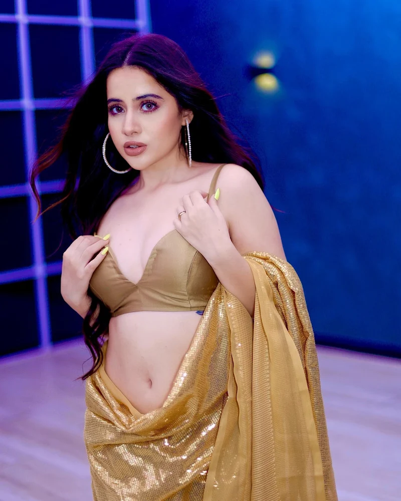 Urfi Javed saree navel hot indian actress