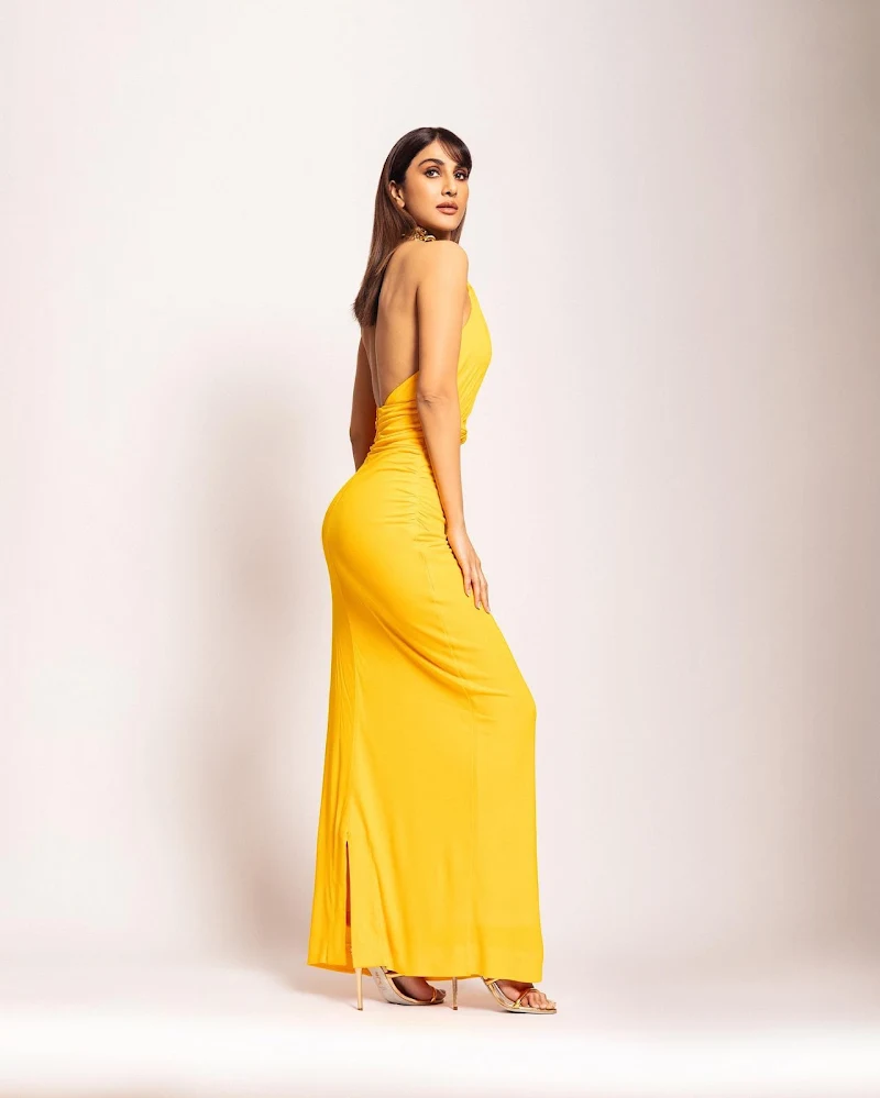 vaani kapoor backless yellow dress sexy back